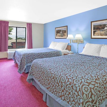 Days Inn By Wyndham Madison Ne/Windsor Bagian luar foto