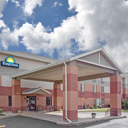 Days Inn By Wyndham Madison Ne/Windsor Bagian luar foto
