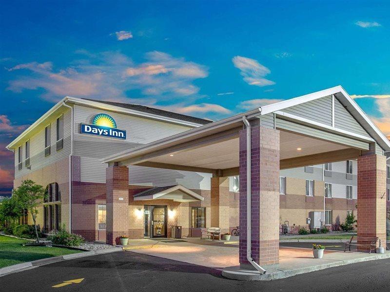 Days Inn By Wyndham Madison Ne/Windsor Bagian luar foto