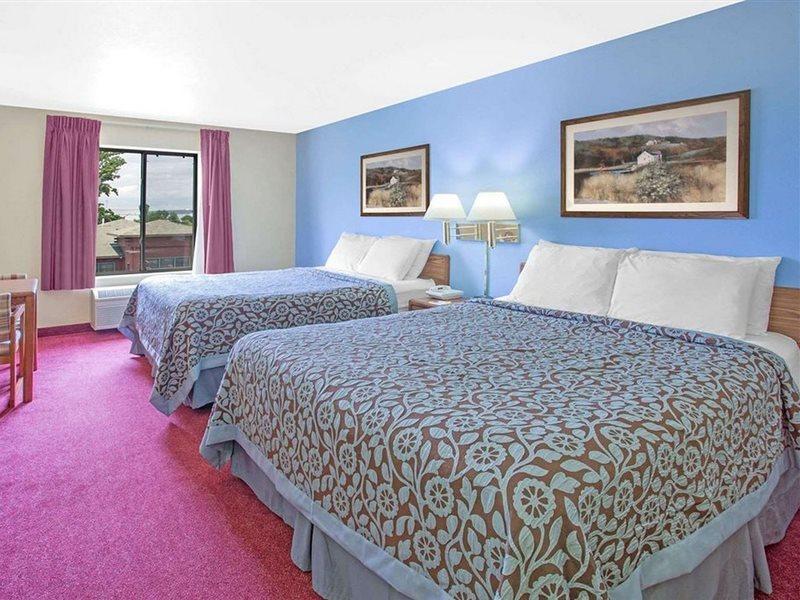 Days Inn By Wyndham Madison Ne/Windsor Bagian luar foto