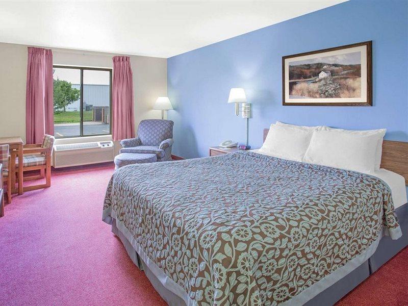Days Inn By Wyndham Madison Ne/Windsor Bagian luar foto