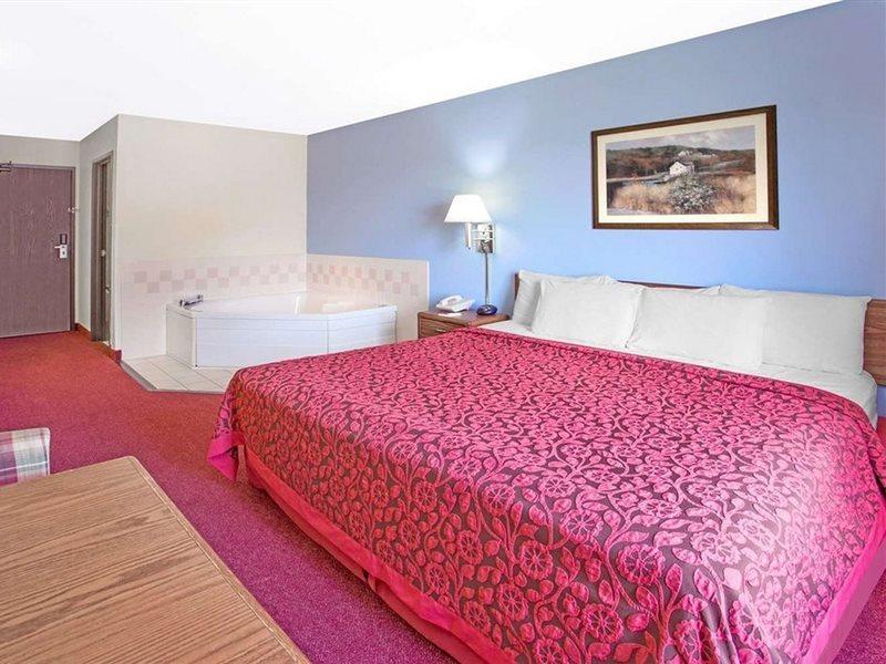 Days Inn By Wyndham Madison Ne/Windsor Bagian luar foto