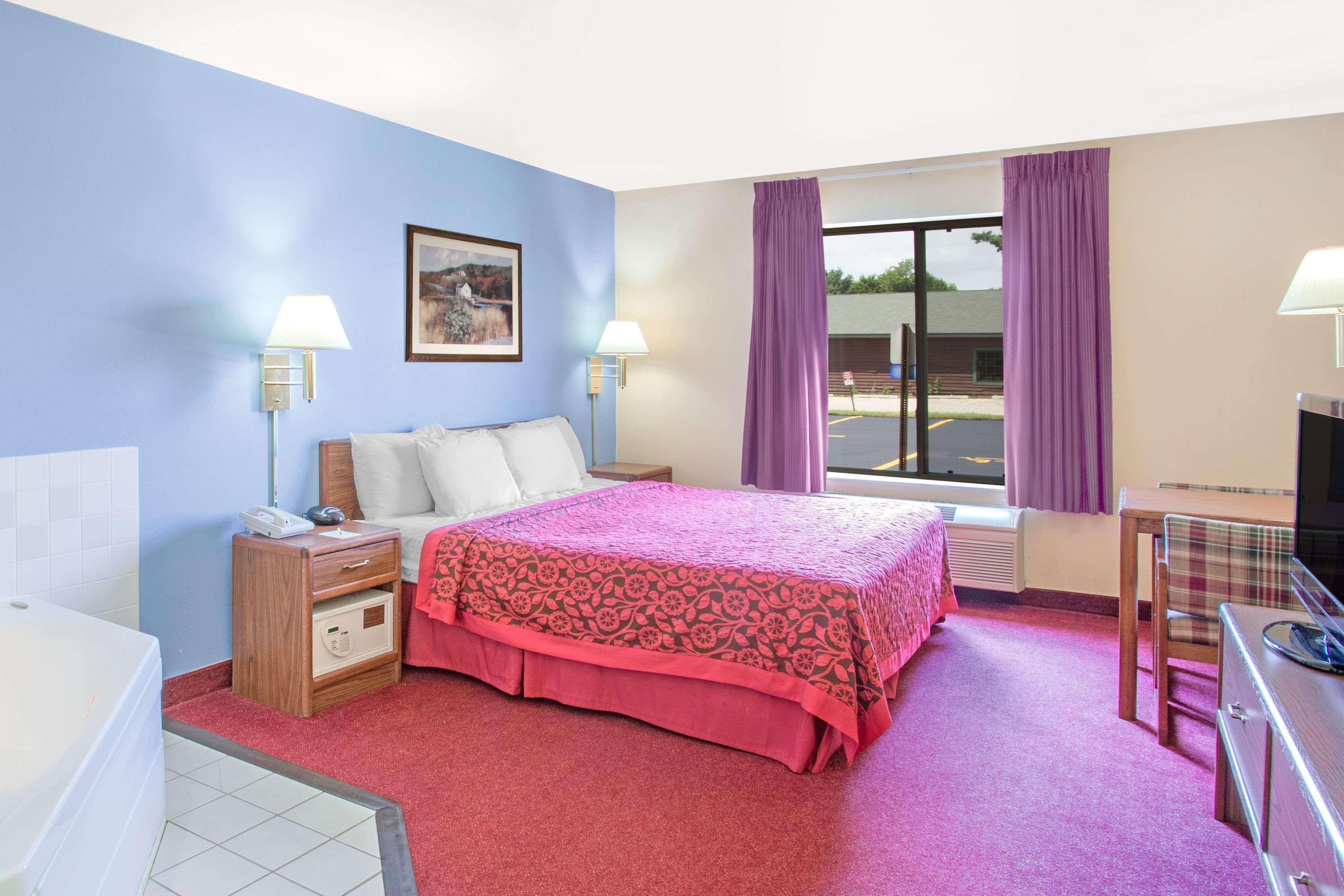 Days Inn By Wyndham Madison Ne/Windsor Bagian luar foto