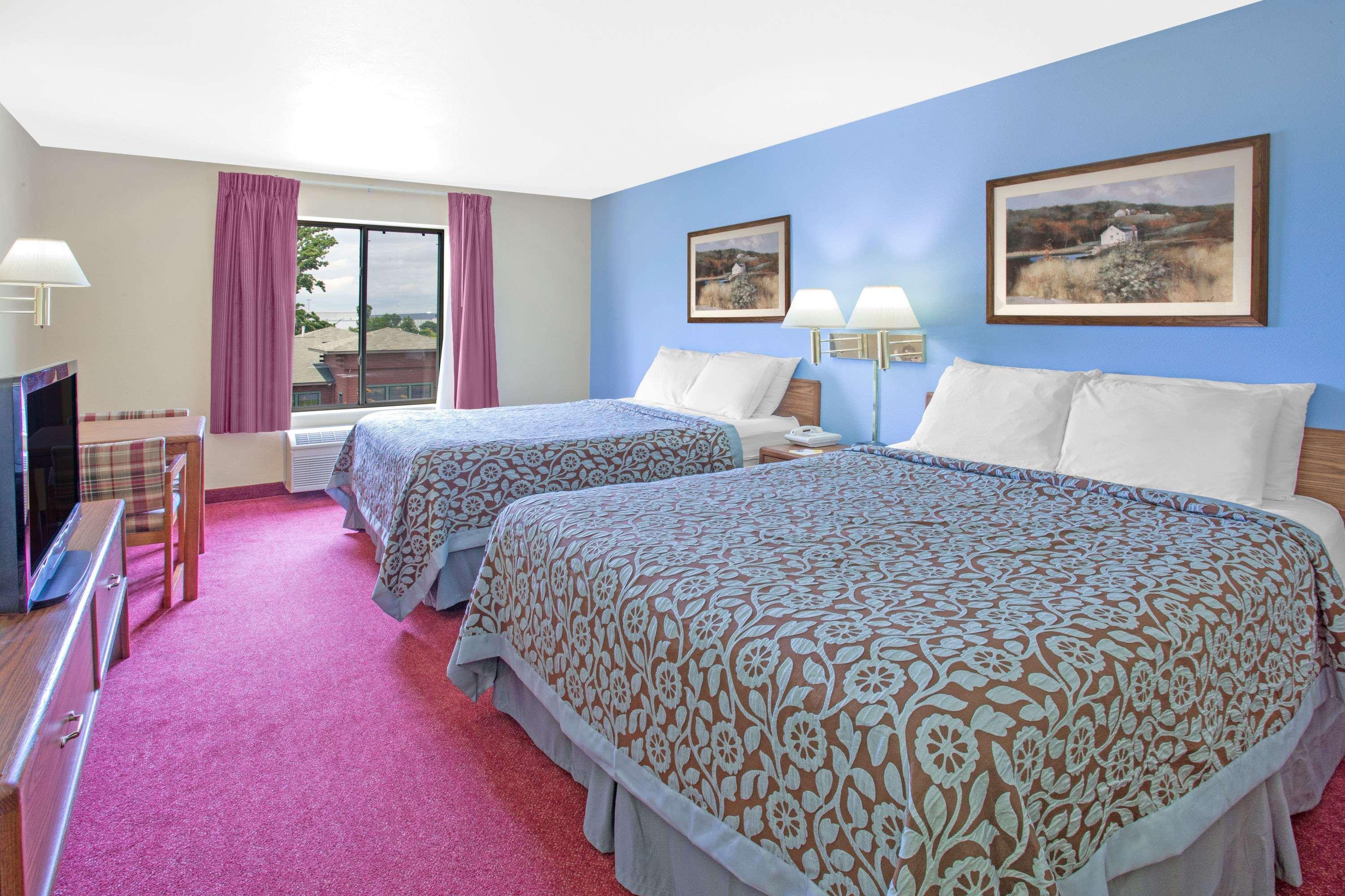 Days Inn By Wyndham Madison Ne/Windsor Bagian luar foto