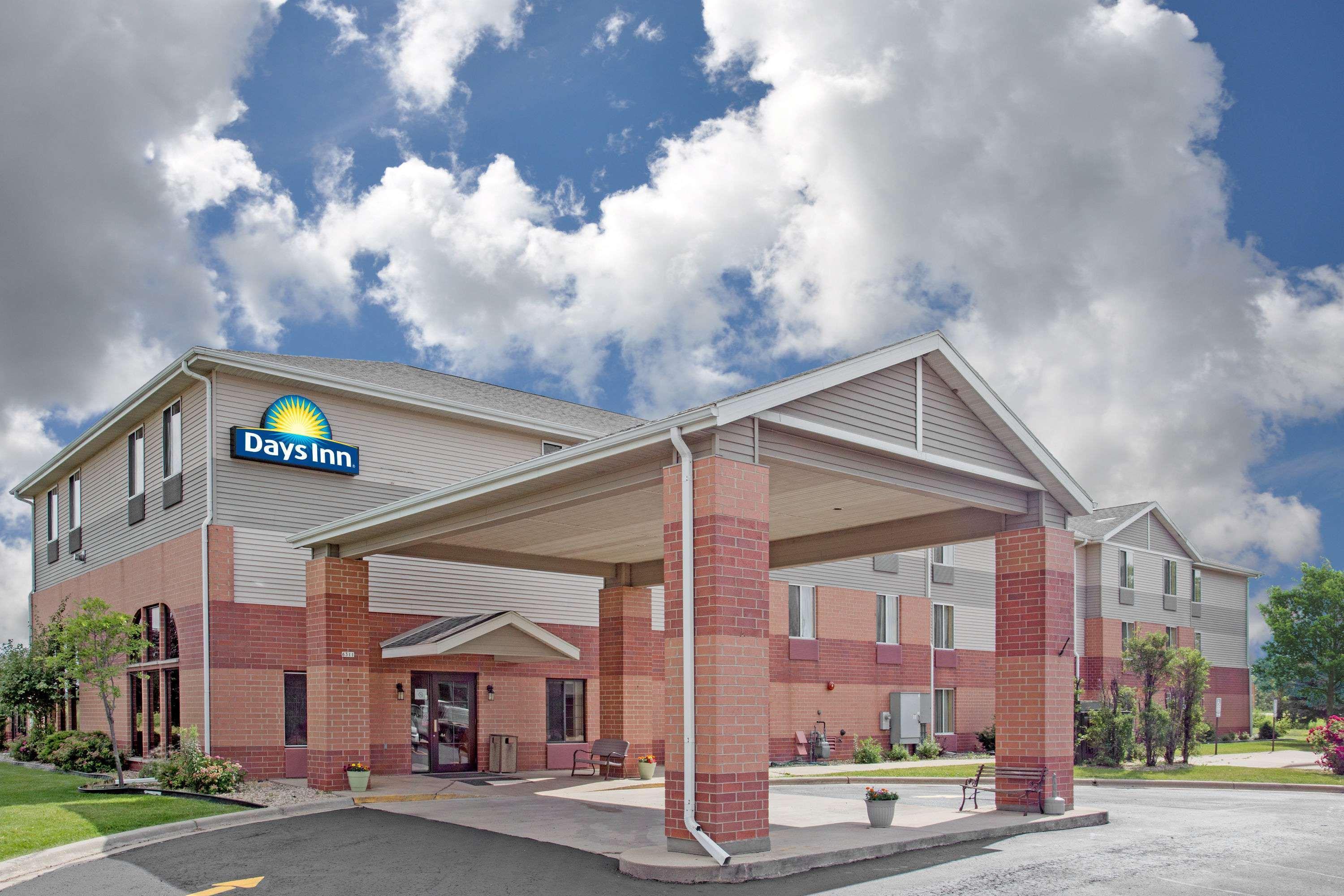 Days Inn By Wyndham Madison Ne/Windsor Bagian luar foto