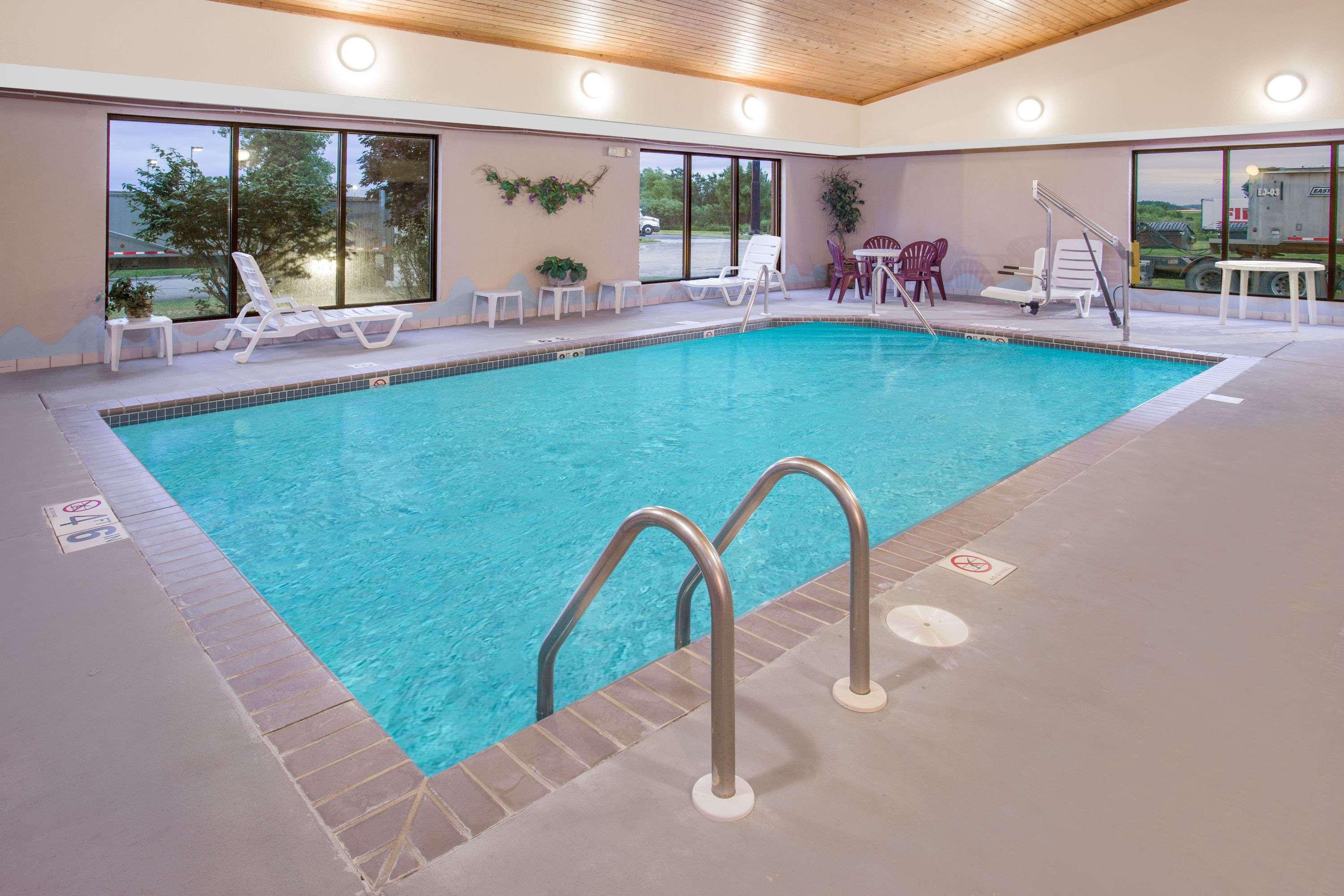 Days Inn By Wyndham Madison Ne/Windsor Bagian luar foto