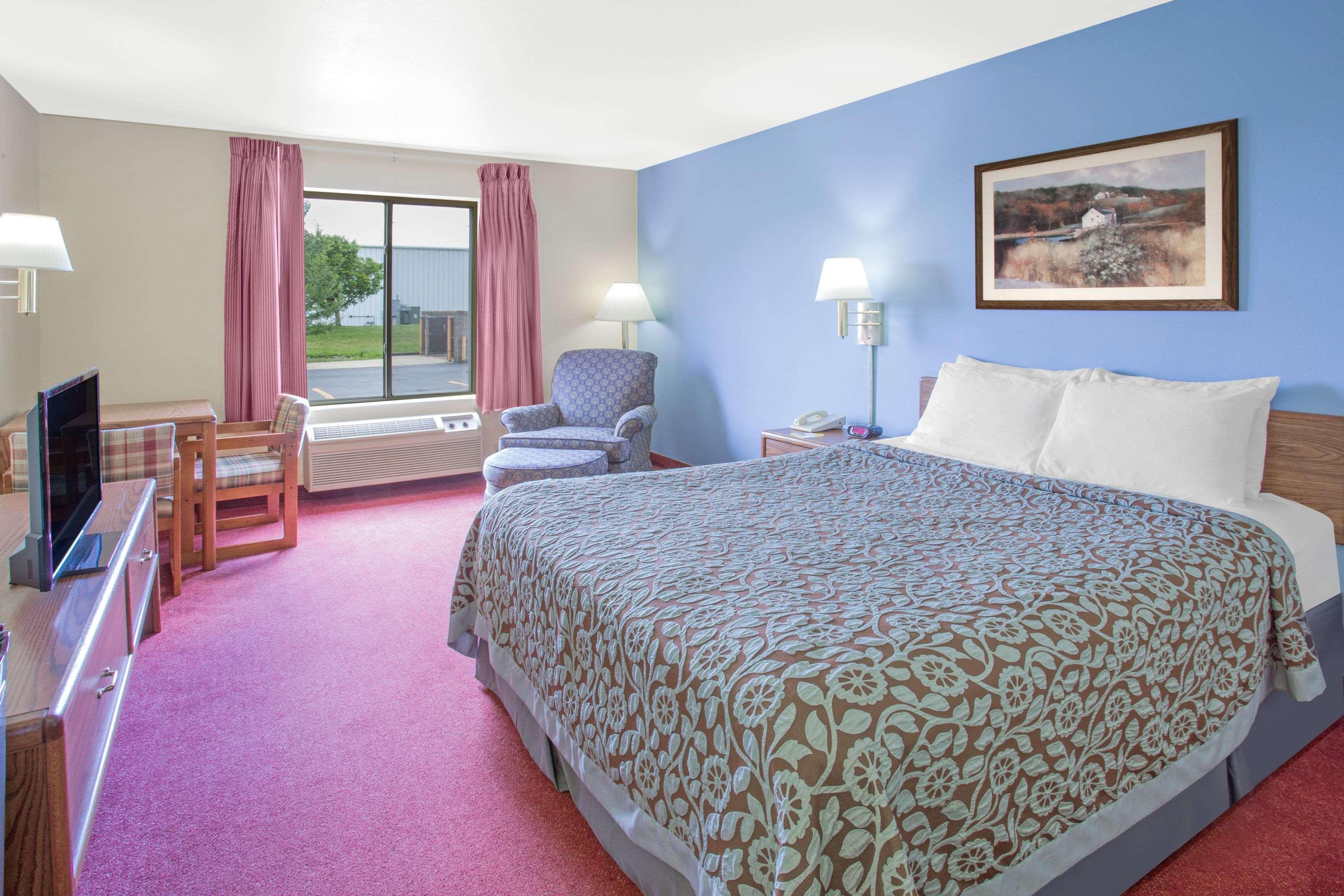 Days Inn By Wyndham Madison Ne/Windsor Bagian luar foto