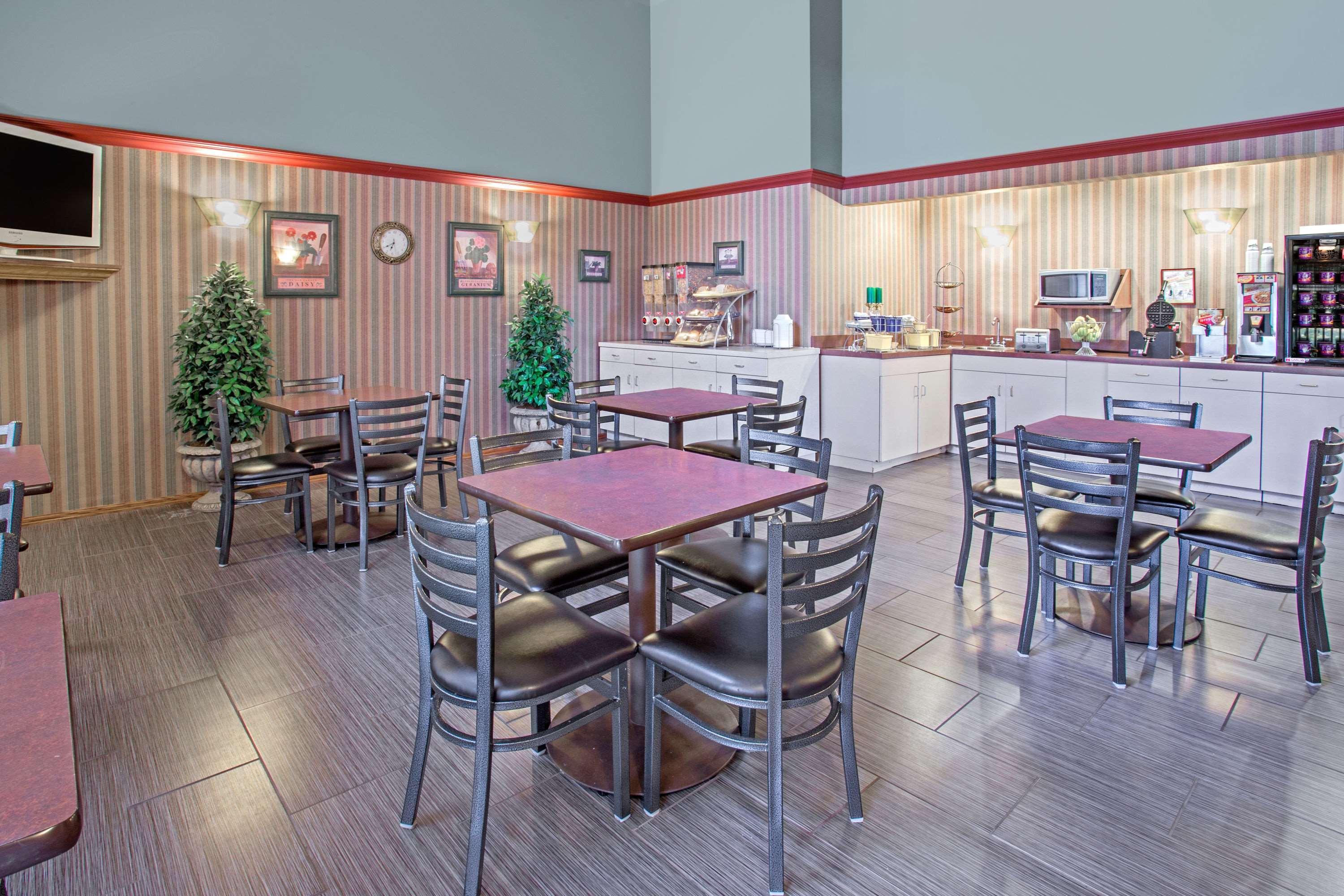 Days Inn By Wyndham Madison Ne/Windsor Bagian luar foto