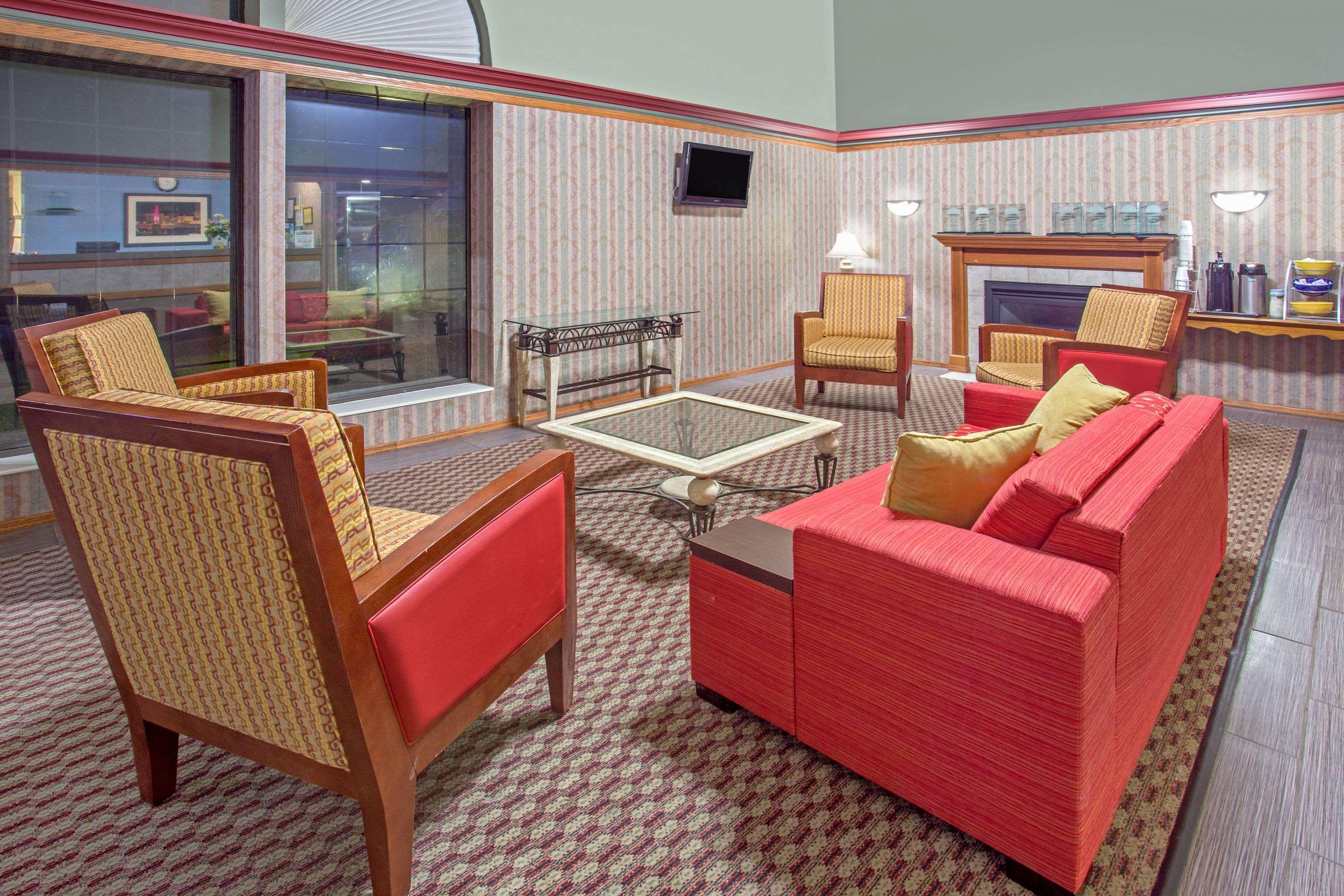 Days Inn By Wyndham Madison Ne/Windsor Bagian luar foto