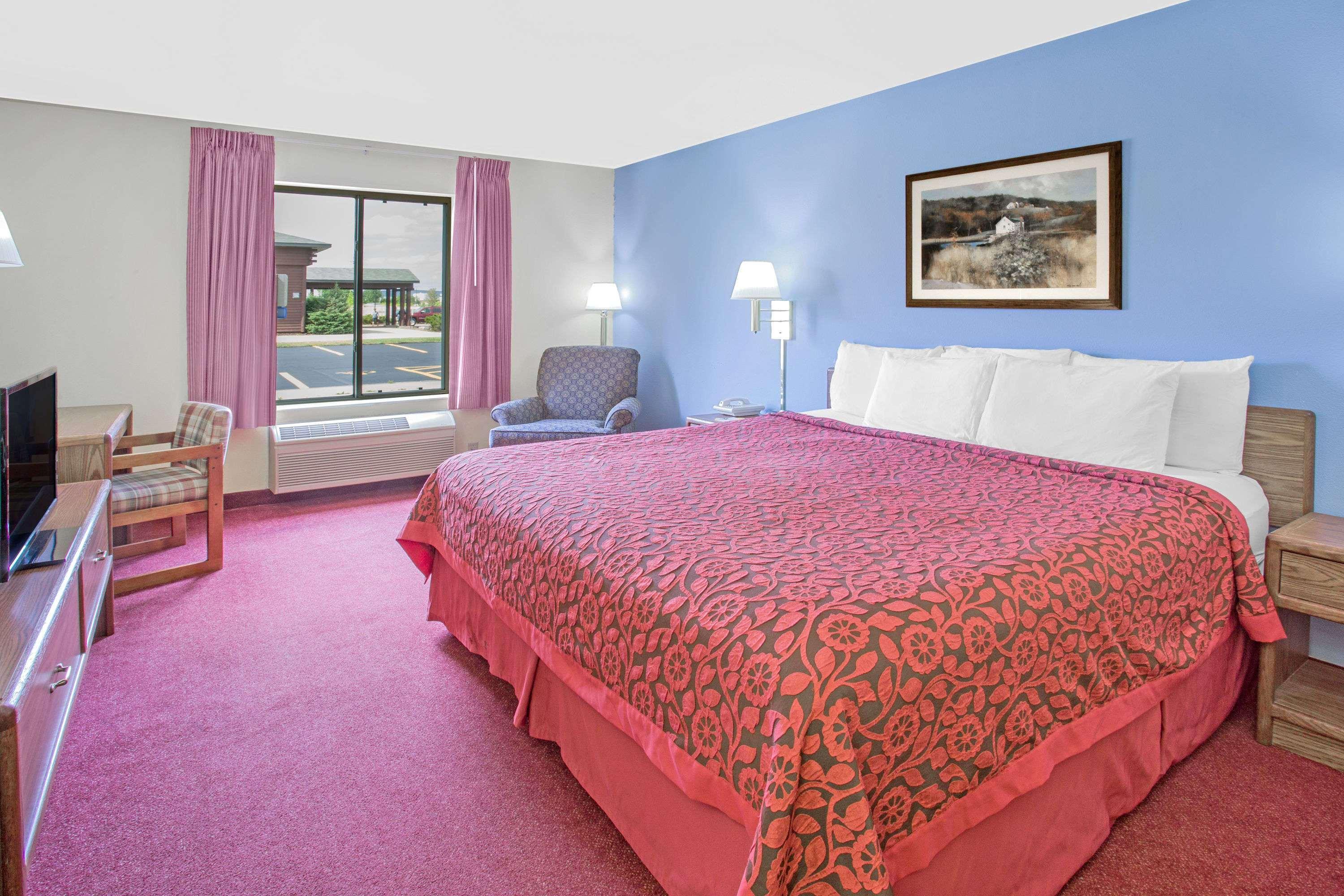 Days Inn By Wyndham Madison Ne/Windsor Bagian luar foto